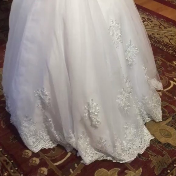 Wedding dress. - Picture 3 of 8